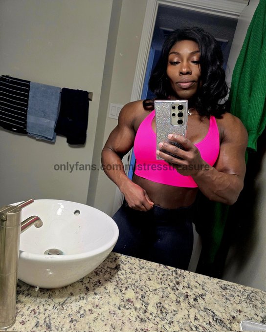 No bells, no frills, no whistles maybe a few stares time to work it.. summer is coming #summerbody #femalemuscle<a href="/tag/lifestyle"class="tags"><span>#lifestyle</span></a><a href="/tag/bodybuilder"class="tags"><span>#bodybuilder</span></a><a href="/tag/summerbody"class="tags"><span>#summerbody</span></a><a href="/tag/mistress"class="tags"><span>#mistress</span></a>