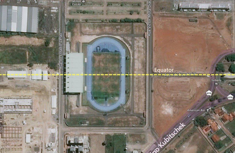 futebol_info's tweet photo. O Zerão, estádio do jogo entre Independente-AP e Amazonas, pela Copa do Brasil, é, literalmente, no meio do mundo.

A linha do meio-campo coincide exatamente com a linha do Equador. Por isso, cada time joga em um hemisfério.

🗞 @geglobo
📸 Reprodução/ge | Reprodução https://t.co/yjB05zD97e