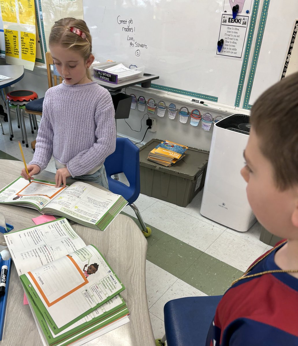 224Tweets's tweet photo. Students choose the strategy that works best for them to solve the same word problem #OpenNumberLines #PlaceValueBlocks #FHLEADS https://t.co/8eAvwIjlAa