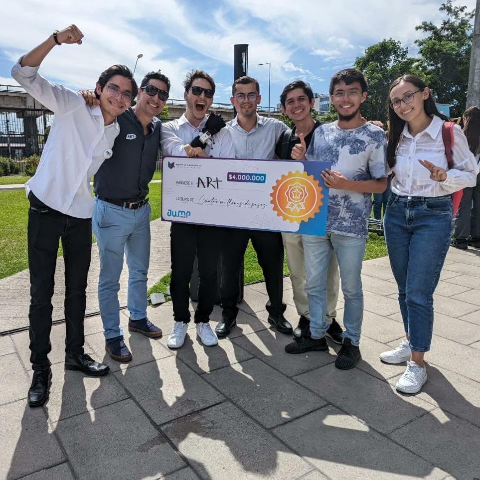 Uniandes's tweet photo. Imagina despertar un día y sentir un temblor incontrolable en tus manos que no te deja ni siquiera servir una taza de café. Te presentamos a Santiago Martínez, quien, impulsado por su propia dificultad, desarrolló un guante que ayuda a reducir el temblor esencial, una enfermedad que afecta a 616 de cada 100 mil personas. 

✋🏻😤“Yo llego al laboratorio e intento pesar algo con las herramientas de siempre y me doy cuenta de que no puedo parar de temblar”.

🏥✖️Santiago es estudiante de último semestre de Ingeniería Biomédica, tiene 23 años, y fue diagnosticado con un trastorno del sistema nervioso que se caracteriza por movimientos involuntarios. Hasta la fecha, no se conoce una solución definitiva. 

🤜🏻🤛🏻Frente a este panorama, junto a su amigo y compañero de clases, Germán Reyes, crearon ART - Regulador Autónomo del Temblor. “Yo esperaba que mis compañeros me dijeran que la idea era absurda. En lugar de eso, me dijeron: 'Hágale, cuente con nosotros'", cuenta Santiago.

🧤👩🏻‍💻Se trata de un prototipo de guante inteligente que, a través de presiones selectivas y microvibraciones en algunos músculos y tendones, ayuda a controlar el temblor en áreas específicas y a contrarrestar el movimiento inercial de la mano. 

😱Según los estudiantes, ART podría reducir o eliminar el temblor esencial, así como las vibraciones asociadas al parkinson y otros trastornos del movimiento. “Siempre recordaré el rostro emocionado de una paciente que sufrió temblores durante 50 años. Se sorprendió al observar que con el simple acto de ponerse el guante se detuvo el padecimiento con el que había luchado durante tanto tiempo”, cuenta Santiago. 

🤩El proyecto ha despertado tanto interés que Santiago ha sido aceptado en la convocatoria Star Fellowship de la Universidad de Saint Gallen (Suiza), para participar en una inmersión práctica en un programa de mentoría y aceleración de emprendimientos de renombre mundial. 

“Sería muy feliz viendo una versión más avanzada del guante en manos de los pacientes que nos colaboraron, así como de otras personas que enfrentan ese problema”, anhela Santiago.