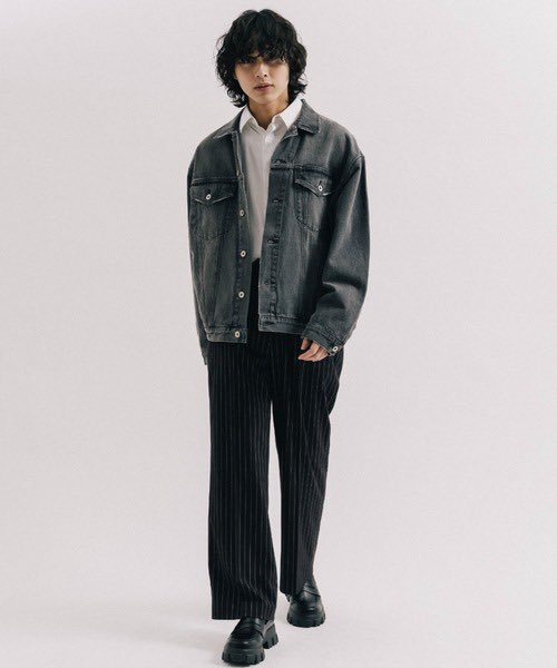 _luis_official_'s tweet photo. 『羽織るだけで決まるデニムジャケット』

通常のデニムジャケットよりも身幅を広く取ったBIGサイズで、他には無いユニークなシルエットに仕上げました✨
ところどころにダメージを施したヴィンテージライクなデザインもポイントです💡

▼詳細はこちら▼
https://t.co/hP0AgPIrt5 https://t.co/NArE9bWRAf