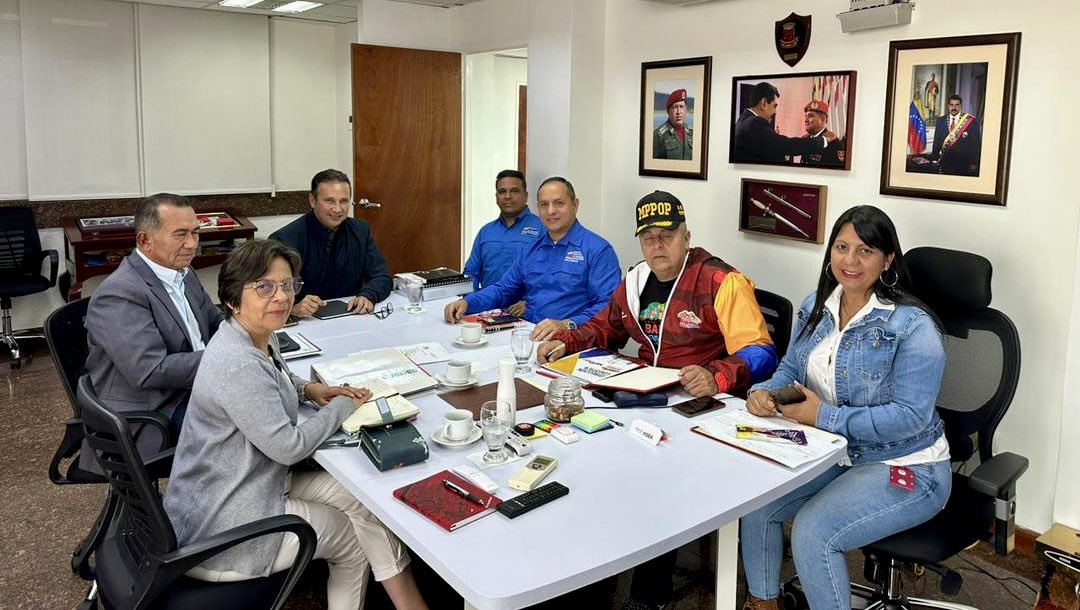 Sostuvimos una reunión de trabajo orientada por el Presidente <a href="/NicolasMaduro/">Nicolás Maduro</a> en el marco del Plan Nacional de Vialidad específicamente para la Troncal 13 que comprende el tramo Tinaco Dos caminos.