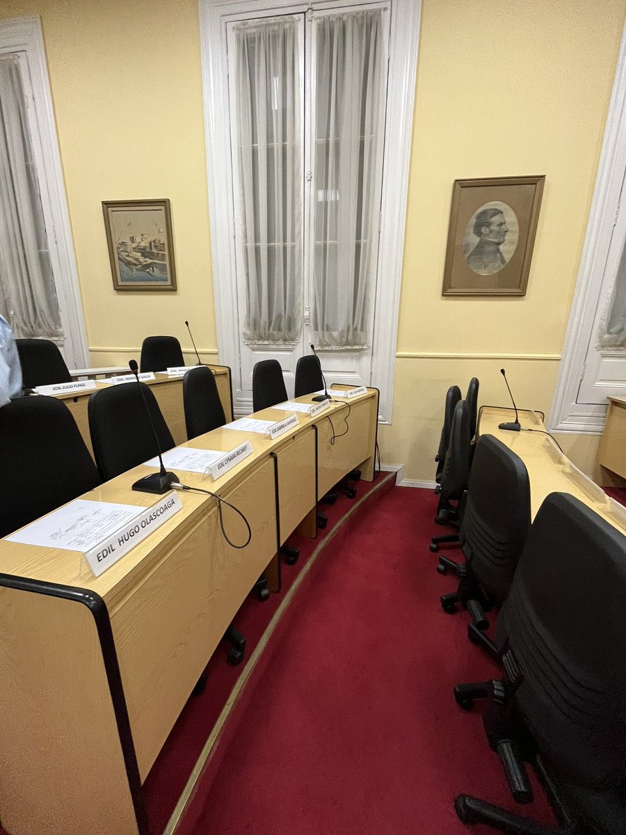 felipedlsm's tweet photo. Hay orden de no venir a sesionar y hacer campaña con el Presidente. No hubo quórum para la sesión de hoy en la Junta Departamental de Lavalleja. 6 ediles del FA, 1 del PC  y 2 del PN en sala.

¿El motivo? Vino Lacalle a inaugurar junto al Intendente 6 cuadras de asfalto. https://t.co/jX570jv7ei