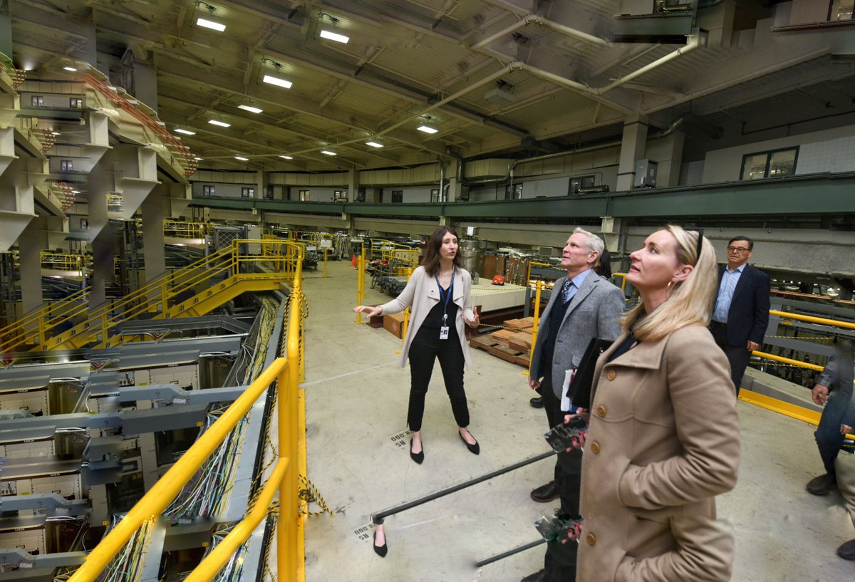BerkeleyLab's tweet image. Today, members from the @UofCalifornia Board of Regents are visiting Berkeley Lab to explore our cutting-edge research on smart buildings, hydrogen, water, and bioeconomy at our facilities! 🏢💧 

@advlightsource #FLEXlab #Innovation #Research