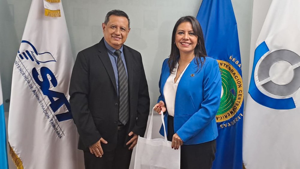 InguatPrensa's tweet photo. En la reciente reunión de la subdirectora general del #INGUAT Ericka Guillermo y el Intendente de Aduanas, Edwin Curtidor, se abordaron temas de la situación turística en las fronteras de Valle Nuevo y Pedro de Alvarado. https://t.co/1aoiAmJ3w3