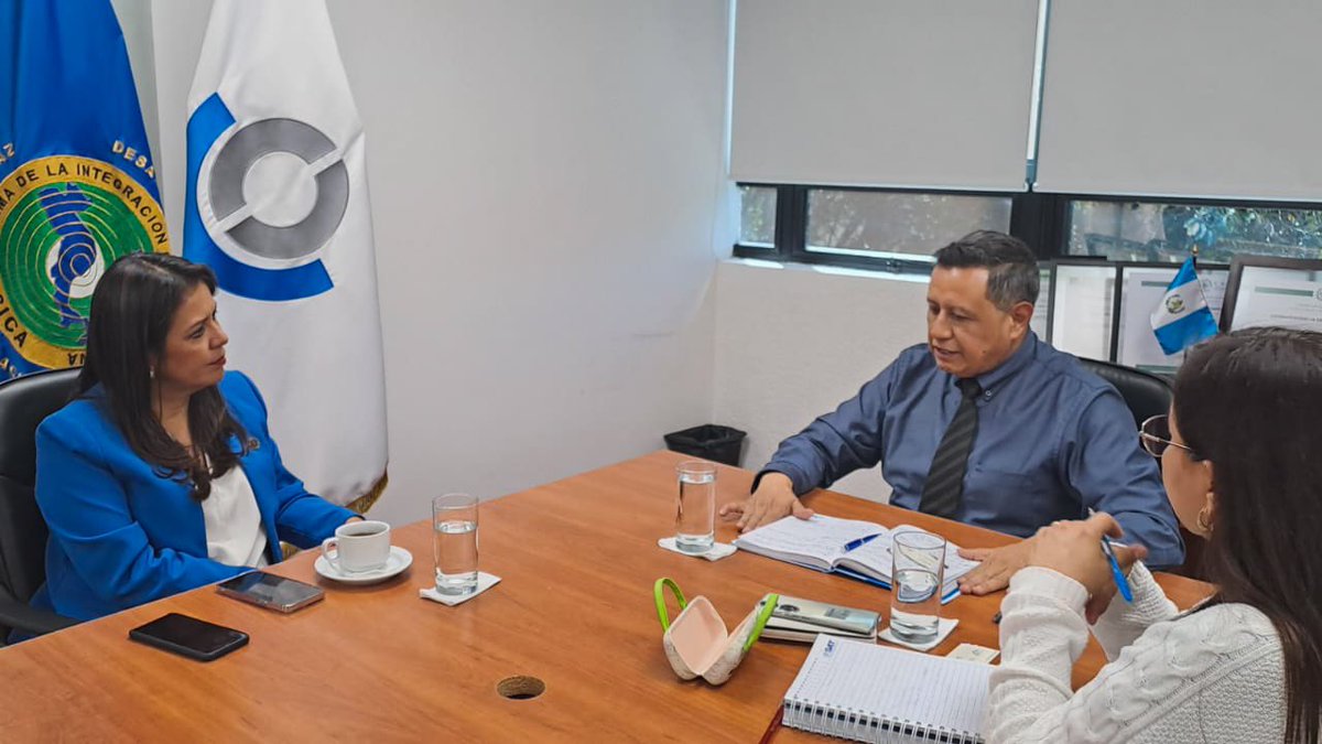 InguatPrensa's tweet photo. En la reciente reunión de la subdirectora general del #INGUAT Ericka Guillermo y el Intendente de Aduanas, Edwin Curtidor, se abordaron temas de la situación turística en las fronteras de Valle Nuevo y Pedro de Alvarado. https://t.co/1aoiAmJ3w3