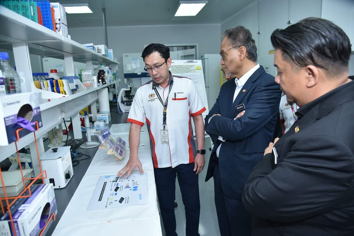 IMR_NIH's tweet photo. YB Menteri Kesihatan telah melawat fasiliti makmal penyelidikan di Institut Penyelidikan Perubatan, NIH iaitu makmal Pusat Penyelidikan Perubatan Herba, makmal penjujukan genom dan Makmal Penyimpanan Atropod berhubung status terkini penyelidikan herba, vaksin dan serangga https://t.co/C4bhaIlNbV