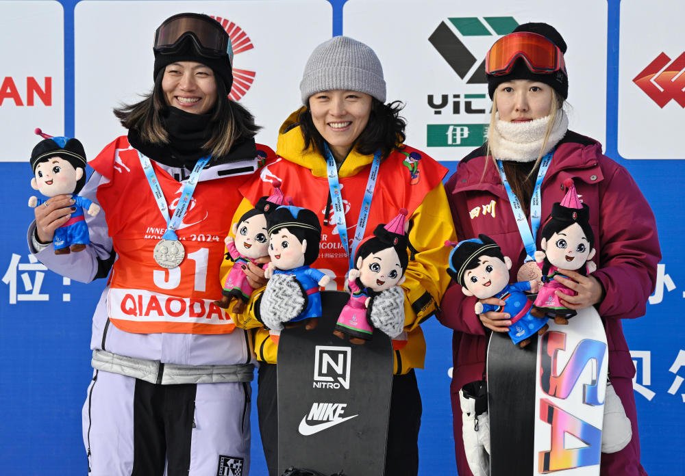 “30+”老将在女子单板滑雪U型场地技巧公开组比赛中，蔡雪桐、刘佳宇分获冠亚军。