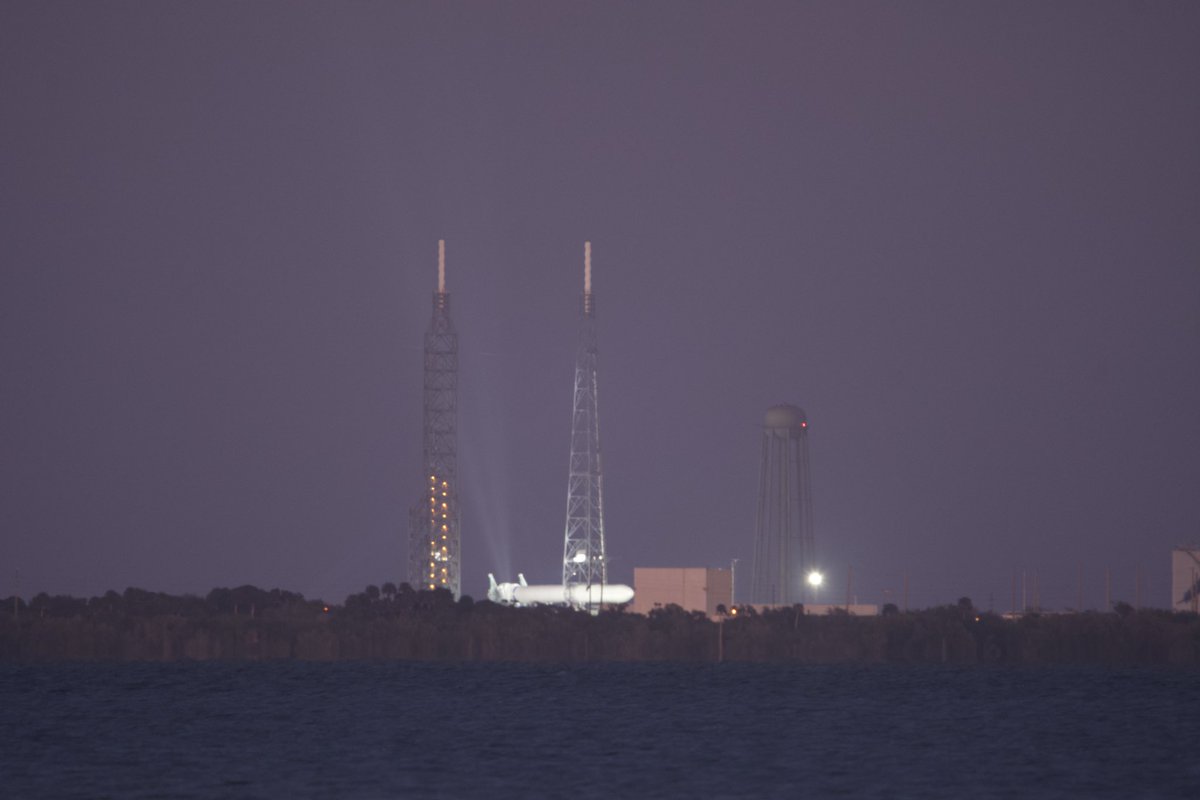 cbs_spacenews's tweet image. Blue Origin's New Glenn rocket went vertical at the pad a few minutes ago; you can't miss it if you're in the area!