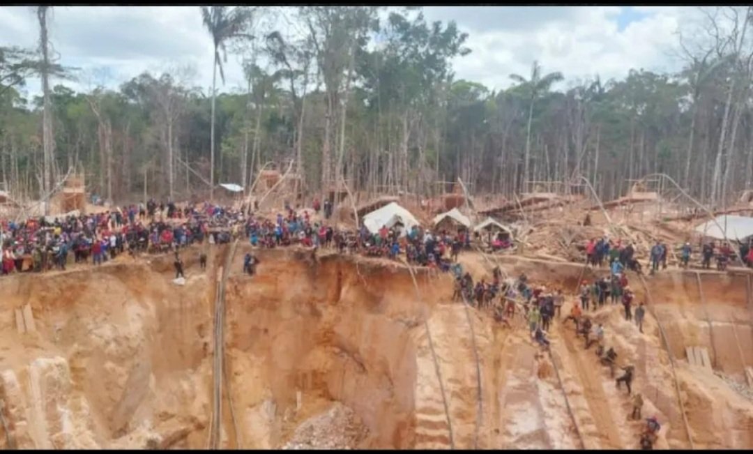 La escala de la explotación impresiona. La tierra socavada cedió.
Quièn explotaba esa mina? Quièn la adjudicó? La ganancia por ese recurso público quièn la audita? Quièn regulaba la seguridad laboral? 
Minería loca. Dejen a ese territorio y a su pobre gente descansar.