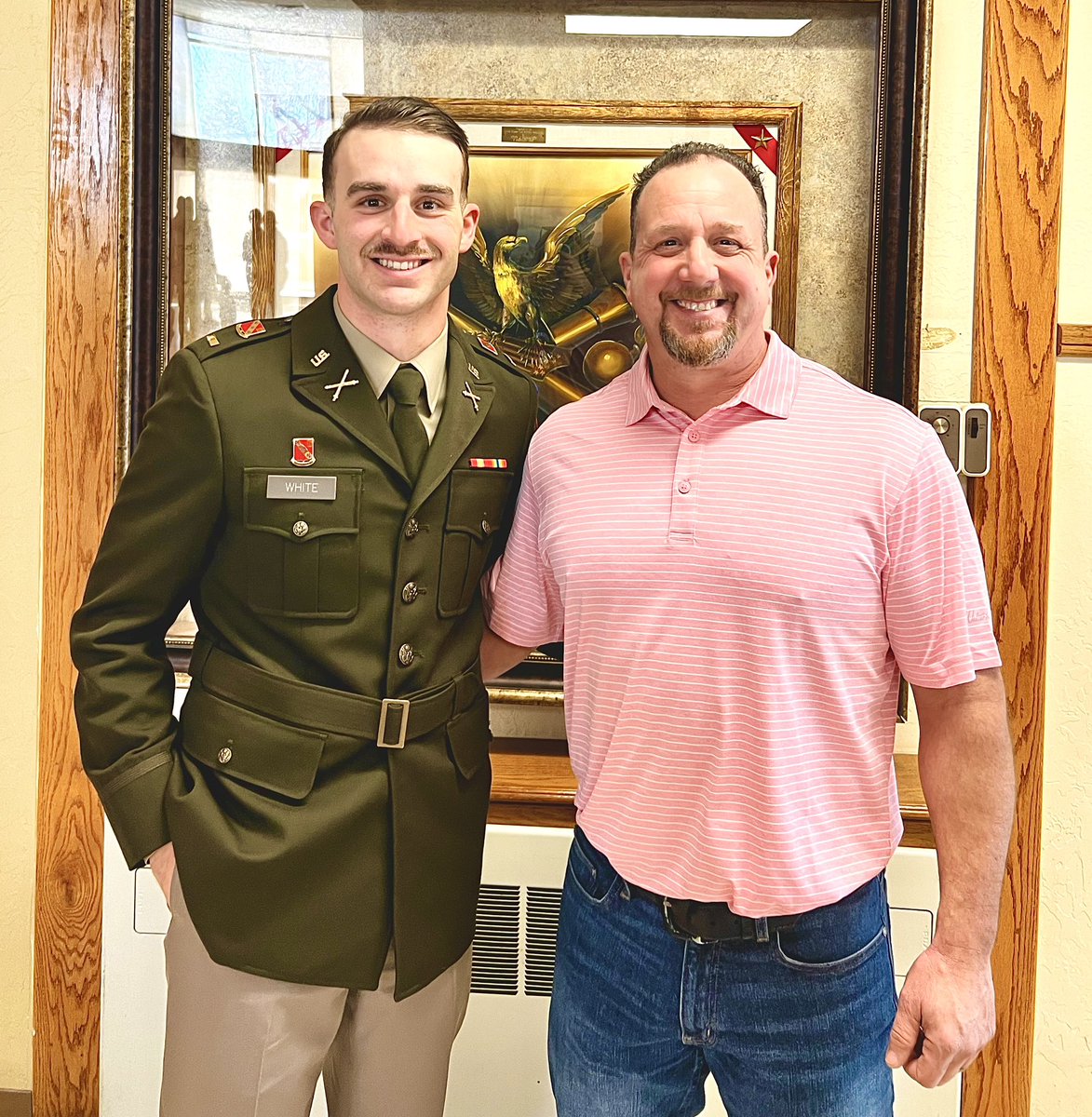 salwhite120's tweet image. We got 2 watch this 2Lt graduate from #FieldArtillery FA BOLC last week. He’s now on to Airborne. So proud of all his hard work. #redleg #airborne #CEDATFORTUNAPERITIS