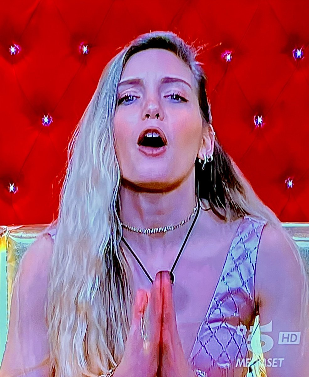 UazzoPerpetual's tweet photo. Chi è la #gola #profonda che avverte sempre e costantemente #Fuorianita degli sviluppi segreti futuri del #grandefratello (mago, fratello, televoto non eliminatorio) e di cosa avviene fuori dalla casa ?!?
Ci volete far credere che sia l’ amico morto che ha sognato, che lei dice che le rivela il futuro della trasmissione ?!?
Ma chi volete prendere per il culo ???
#scandalo