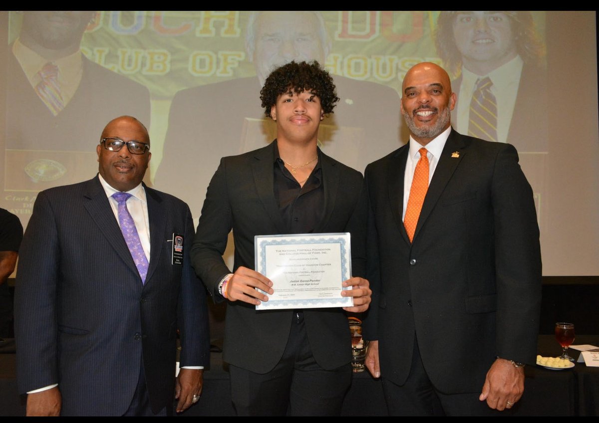 Congrats to ⁦@LamarTexansFB⁩ ⁦@jadon_garza⁩ for winner the ⁦@HoustonTDClub⁩ Fred J. Curry Scholar-Athlete Award. Great job young man!