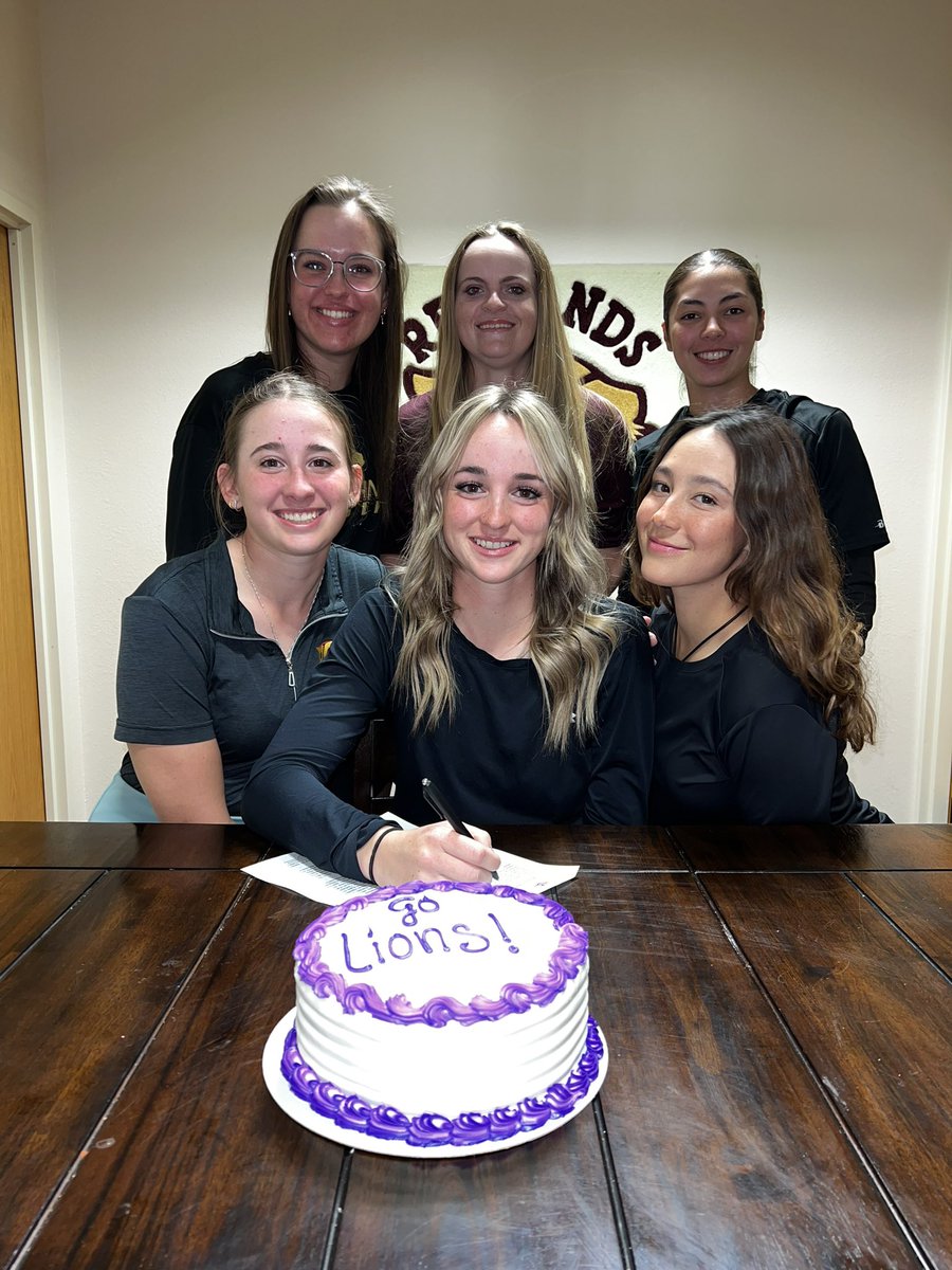 TNeidy's tweet photo. Congrats to sophomore Clara Peake on signing her Division 1 National Letter of Intent to finish her career at the University of North Alabama! We can’t wait to see the things you accomplish! #cougargolf https://t.co/Tp8ZJk0IMQ