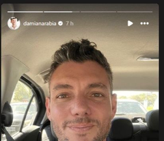 Editor_76's tweet photo. Borró la historias, pero ya era tarde...

Cuándo hablamos de impunidad nos referimos a actitudes como esta que tuvo el Diputado Nacional Damián Arabia, que por un lado defiende el proyecto de ajuste de Milei y su jefa Bullrich, y por otro se va en avión a Venecia para participar de los carnavales de esa ciudad. Mientras los laburantes saltan los molinetes porque no puede pagar el tren, tipos como Arabia muestran en redes sociales los lujos que se dan....