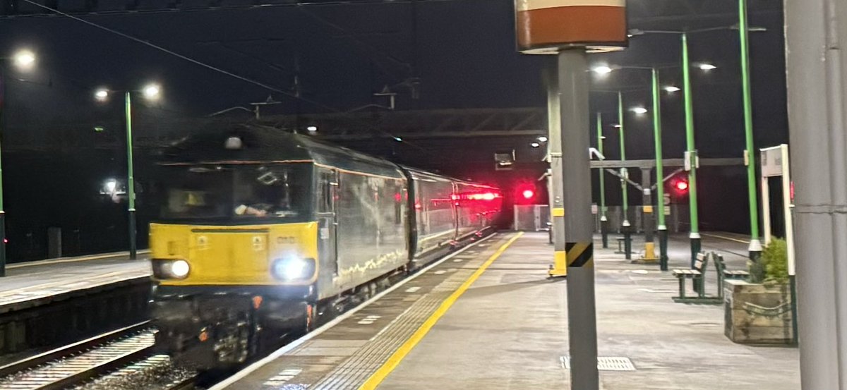 Percypotter49's tweet image. 92010 1M16 2045 Inverness and Fort William to London Euston @ Nuneaton #class92 #caledoniansleeper