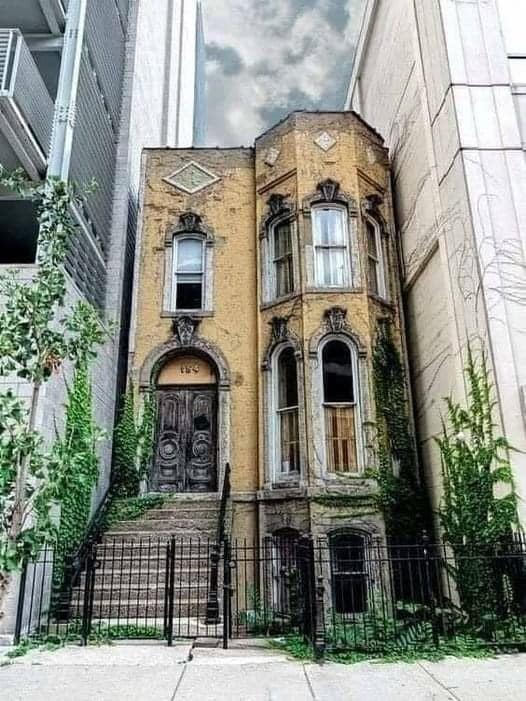 pierpi13's tweet photo. “ La casa che resiste tra i grattacieli di Chicago “
Costruita nel 1888 , ha resistito grazie al proprietario che si è sempre rifiutato di venderla.
Oggi, dopo la sua morte, è stata acquistata e ristrutturata, nei commenti la foto attuale.
La vecchia casa a schiera all'italiana al 154 W. Superior Street a River North, Chicago