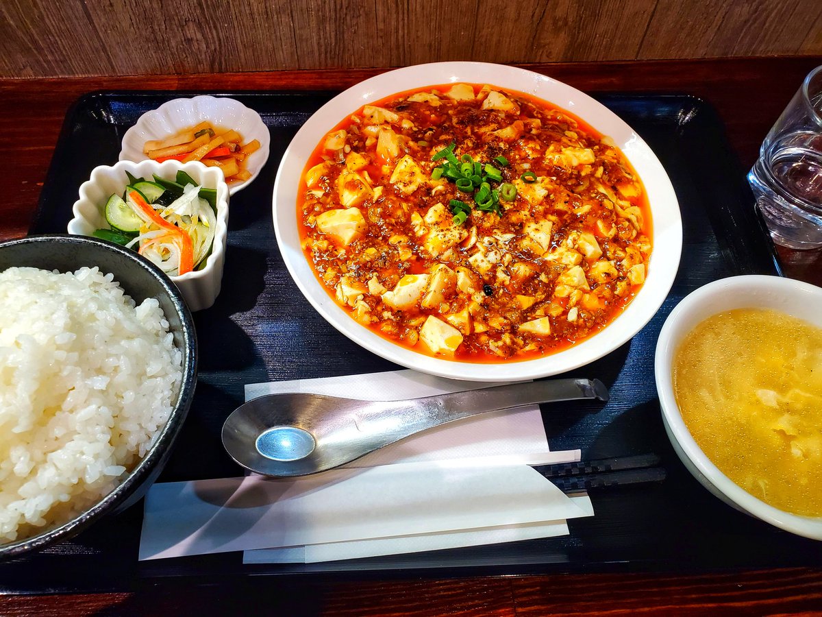 bigdada1011's tweet photo. 今日のお昼ごはん🍴
行きつけの街中華屋🔥🔥
ランチと言ったら麻婆豆腐定食🔥
安定のボリュームと旨さ😋🎶
あぁ苛々してる時は旨い食べ物を食べるのが１番である...押忍。 https://t.co/xH4L9Faogp