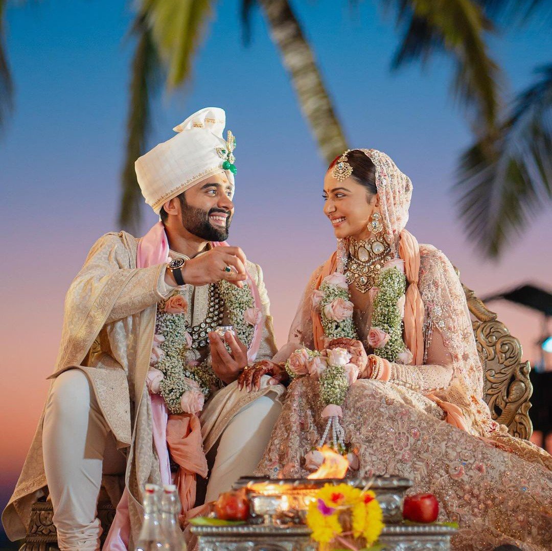 ETadkaOfficial's tweet photo. "Rakul Preet and Jackky Bhagnani exchanging vows on the picturesque beach at sunset
@Rakulpreet
@jackkybhagnani
#RakulPreetWedding #BeachWedding #SunsetCeremony #LoveAndHappiness #NewBeginnings
#ebuzzindia https://t.co/d6B8zXY6CQ