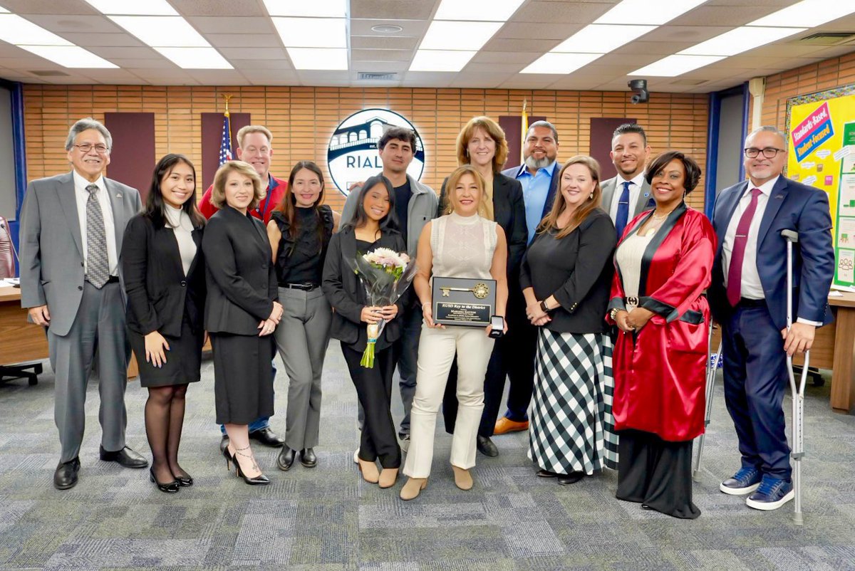 Unlocking excellence in education! 🔑

🎉 Tonight, Mrs. Marianna Gayton from Jehue MS received the Key to the District from Board Clerk Mrs. Evelyn P. Dominguez at the Board of Education meeting! 🗝️

Congratulations, Mrs. Gayton, for your dedication to students &amp; education! 🌟