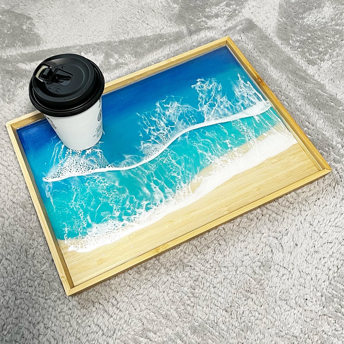 craftDAVID5's tweet photo. 綺麗な波のトレイが完成した…と思いきや、よくよく見ると、なんと、素材の端に小さな隙間があるらしく、ゆっくりと端側のコーティング用レジンが漏れ出し、気がついた時には、素材の端が剥き出しに！
あ〜あ！売り物にはならないので、自宅で使うことにします！(T_T) https://t.co/4a79CjMz3D