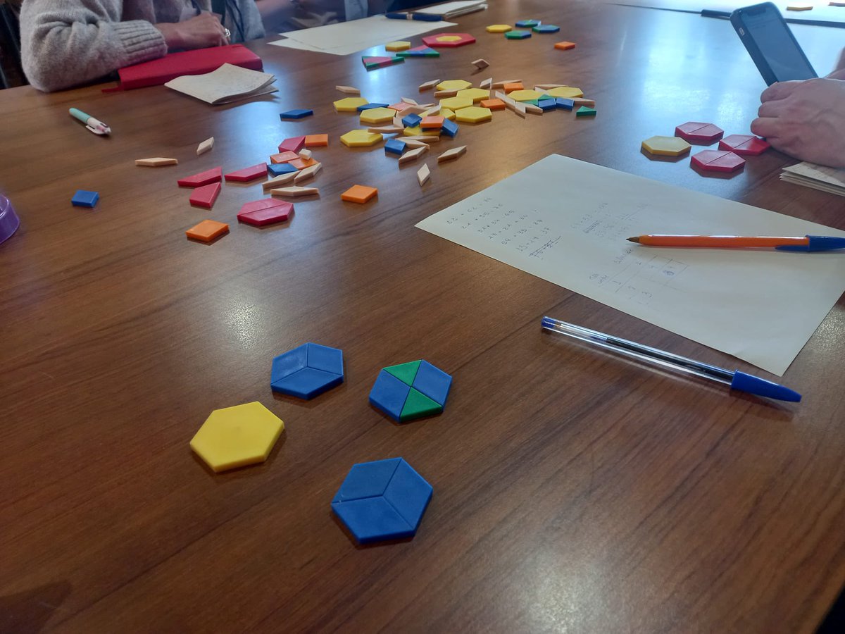 VedrunaPrats's tweet photo. Ja tenim en @jbassa14 de nou a l'escola després de 2 dies de colònies amb la comunitat #STEAMcat #FAxCS
Una estada científico inspiradora😉 https://t.co/eudVoIbeGM