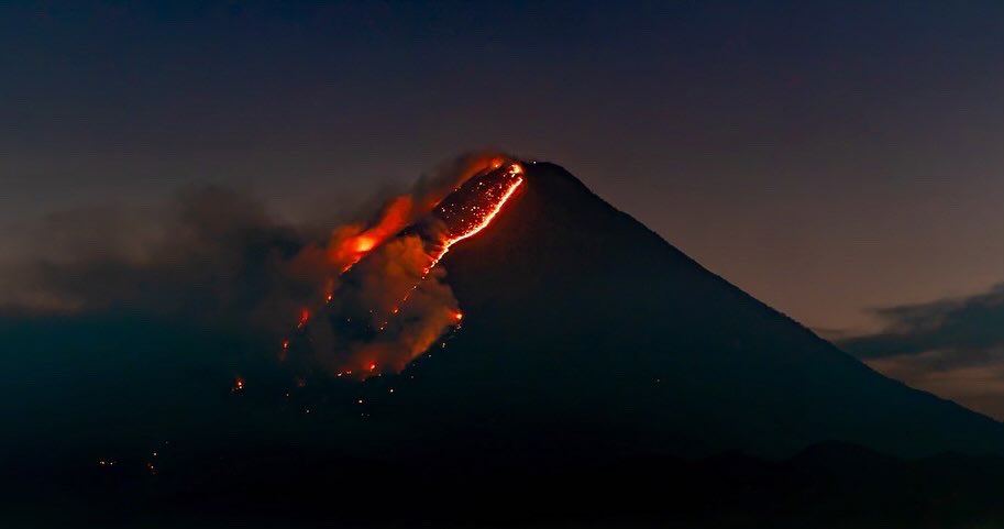THE VOLCANO BURNS 🌋 - This February 21st the slopes of the Agua Volcano burned due to a dramatic wildfire.  I hope there are no victims and that the fire does not spread further.  #Guatemala #robdesphoto #volcandeagua #IncendioForestal #wildfires #guate #fire #incendio #disaster