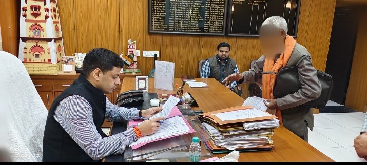 RampurDm's tweet photo. #जनता_दर्शन (प्रातः 10 बजे से) में आए जनसामान्य की शिकायतों को सुनकर उनके त्वरित निस्तारण के लिए संबंधित अधिकारियों को निर्देशित किया।
👉यदि आपकी भी कोई शिकायत है तो जनता दर्शन में स्वयं उपस्थित होकर प्रार्थना पत्र उपलब्ध करा सकते है 
👉कृ0 सर्वप्रथम सम्बन्धित उपजिलाधिकारी को अवगत कराएं।
👉आप अपनी शिकायत 0595-2350404 पर कॉल करके दर्ज करा सकते है या आप अपना प्रार्थना पत्र 9045299525 पर वॉटसएप कर सकते है 
@ChiefSecyUP 
@InfoDeptUP
@CMOfficeUP
#UPCM 
#Rampur