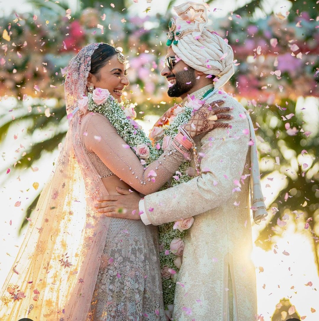 ETadkaOfficial's tweet photo. "Rakul Preet and Jackky Bhagnani celebrate their love with an intimate beachside wedding at sunset"
@Rakulpreet
@jackkybhagnani
#RakulPreetWedding #BeachWedding #SunsetCeremony #LoveAndHappiness #NewBeginnings
#ebuzzindia https://t.co/O5tOO4oTfX
