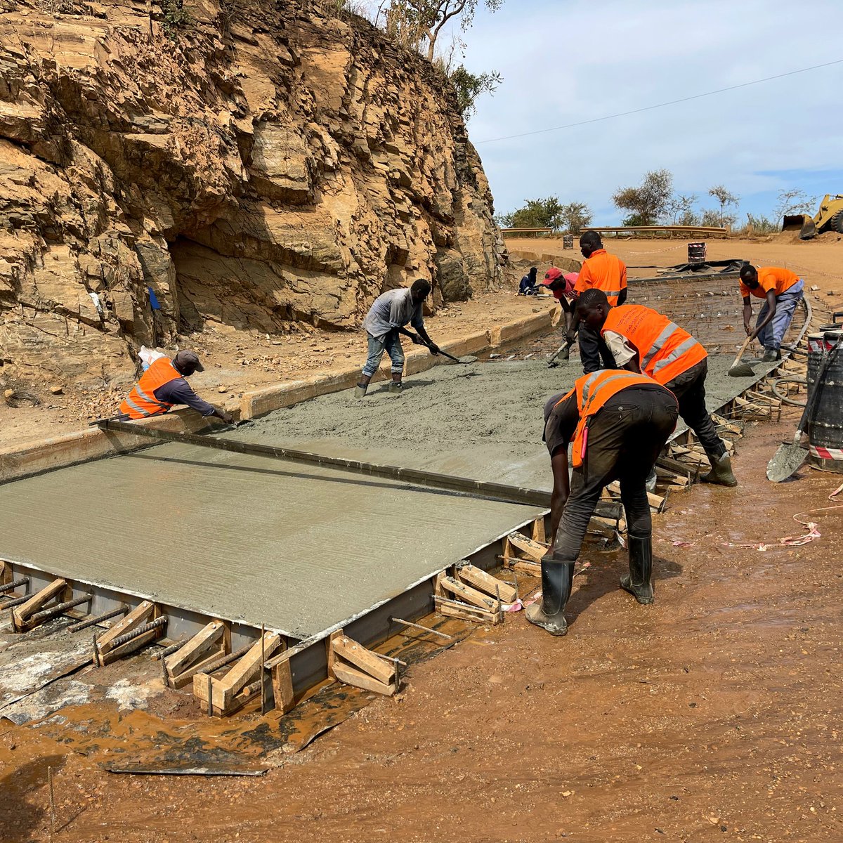 Amoco_group's tweet photo. All teams on site are required to wear high-visibility clothing. High-visibility clothing includes things like hats, vests and armbands with reflective or fluorescent materials.
#AmocoGroup #SouthSudan #ConstructionSafety https://t.co/R0xsRiJglw
