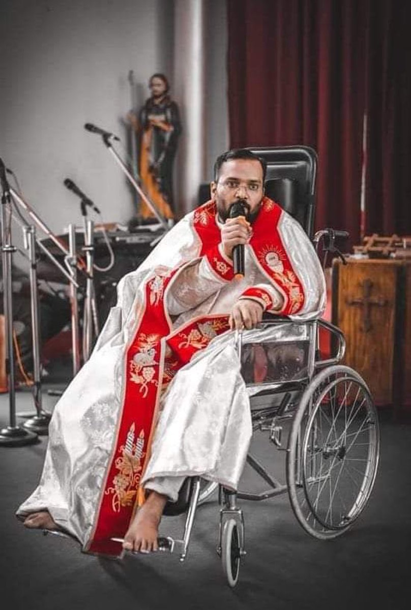 catolicos_es's tweet photo. P. Sojan Mathew es un sacerdote católico indio que, a pesar de luchar contra el cáncer, continúa sirviendo a la Iglesia con dedicación inquebrantable desde su silla de ruedas.
Con gran fe, comparte: "No me preocupo por mi enfermedad; más bien, la percibo como un engranaje en el diseño divino de Dios para mi vida".
