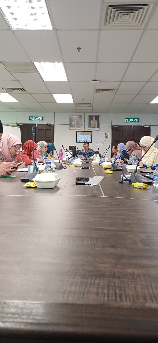 updppp's tweet photo. 🗓️22 Feb 2024 
📷Bilik Mesyuarat Utama CPAB

Mesyuarat Memuktamadkan Draf Pindaan Piagam Pelanggan Bidang Pengurusan Projek (2024) yang dipengerusikan oleh KU UPDPPP Ar. Ezzanuddin Lood

@JKRCPAB @RoslanisE @Atikahz605 https://t.co/Bj6Zr4107h