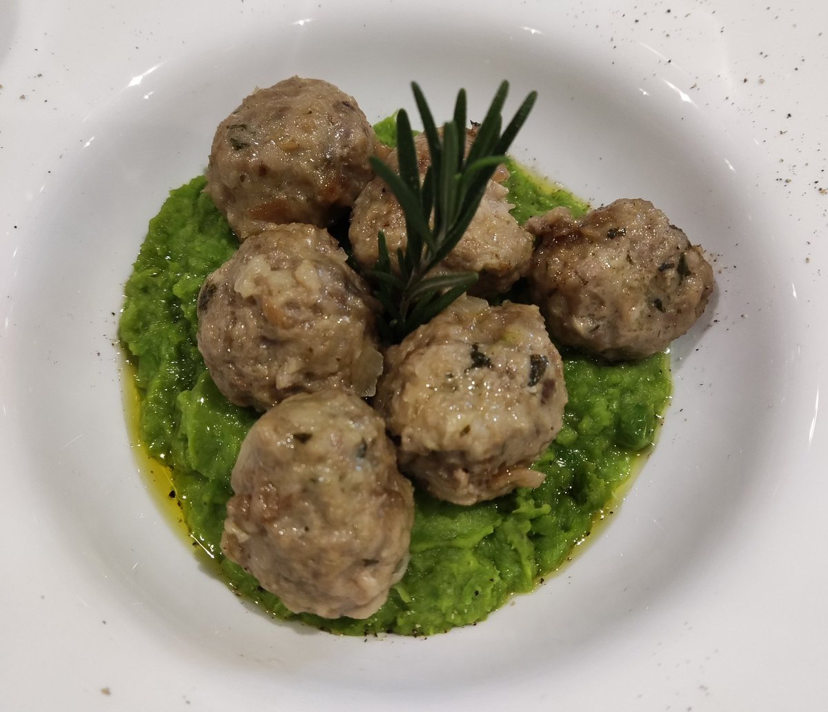 luca_carioli's tweet photo. Tutto bello la sera, bellissimo.
(Bellissimissimo direbbe Alfa 😶)
Ma poi al mattino son dolori 🥴
Non ho più l'età 😩
#Champagne #Meunier #Langlet
#Opis #BereBene https://t.co/rb9BBWmwxh