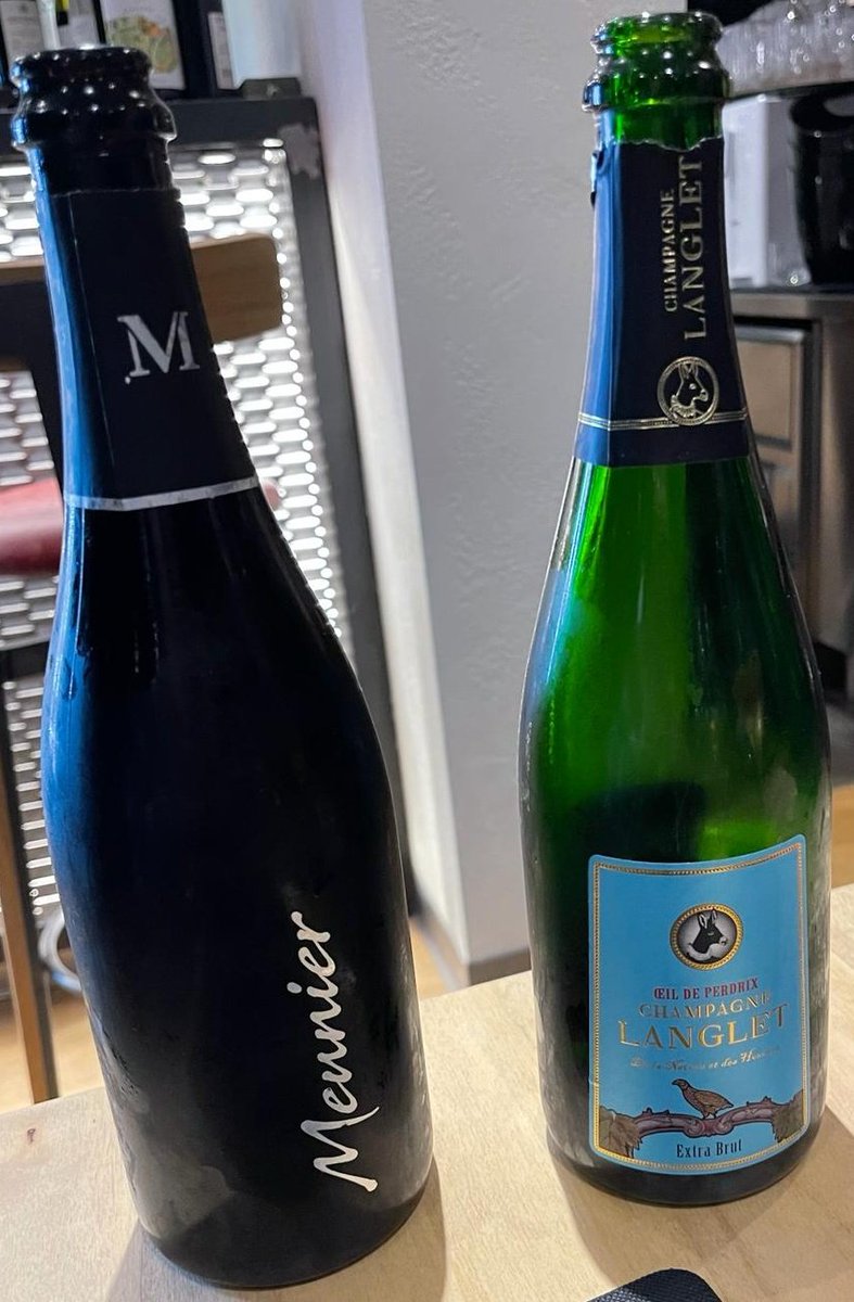 luca_carioli's tweet photo. Tutto bello la sera, bellissimo.
(Bellissimissimo direbbe Alfa 😶)
Ma poi al mattino son dolori 🥴
Non ho più l'età 😩
#Champagne #Meunier #Langlet
#Opis #BereBene https://t.co/rb9BBWmwxh