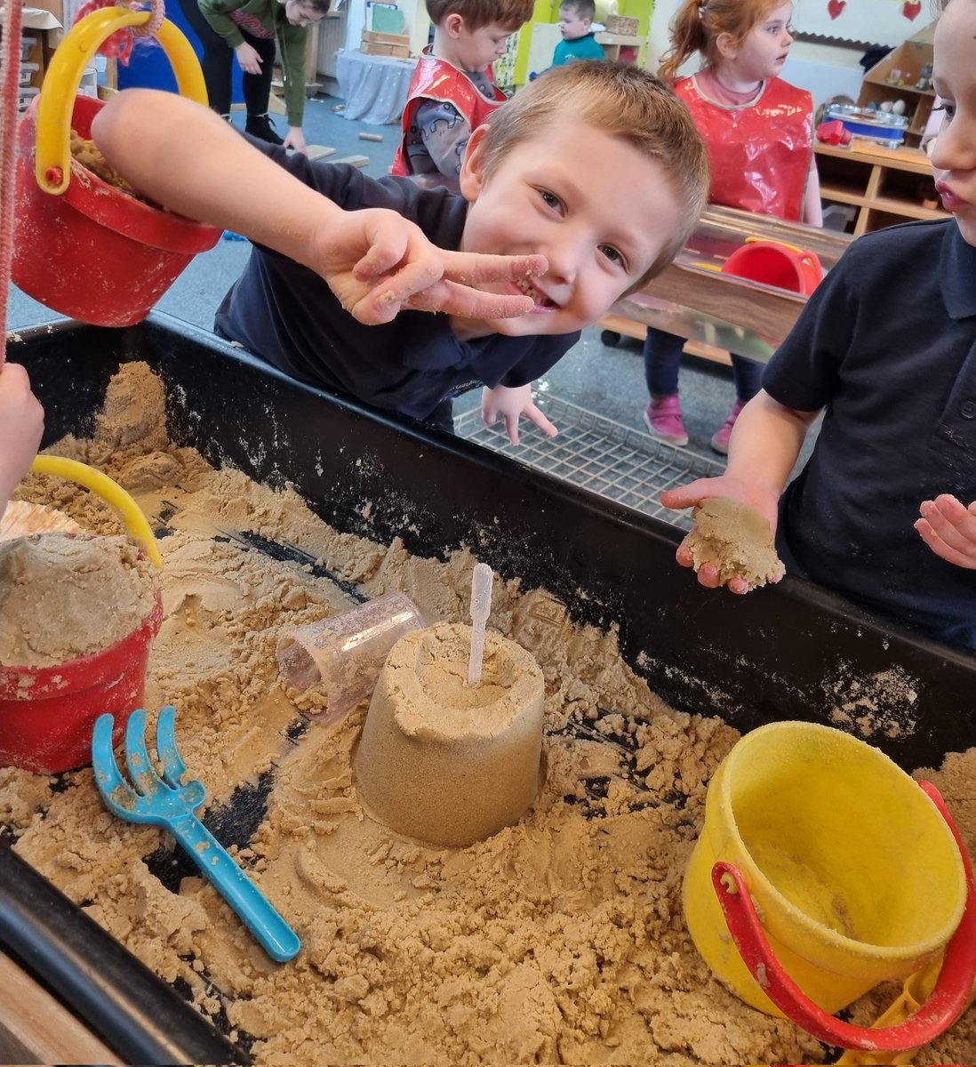 antonineps_nurs's tweet photo. We've been exploring measure in the sand J" The more sand in the 2 buckets makes it heavy, I need my muscles to move it" j " 4 scoops to fill it. It's very wet sand! Look I did my sandcastle stayed up! M" it's like the beach!"
#antomaths #antostem #antoliteracy https://t.co/NX6mNFO6Ow