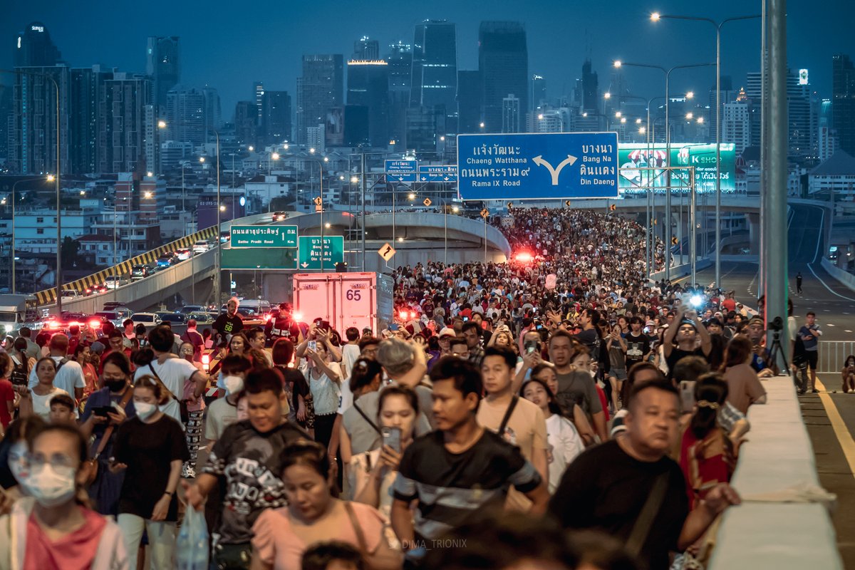 dima_trionix's tweet photo. #LuckLockLove #Bangkok This probably was my most favorite view. The crowd and the city on the background. Insane.
#Thailand #Asia https://t.co/YeAqBN5lE4