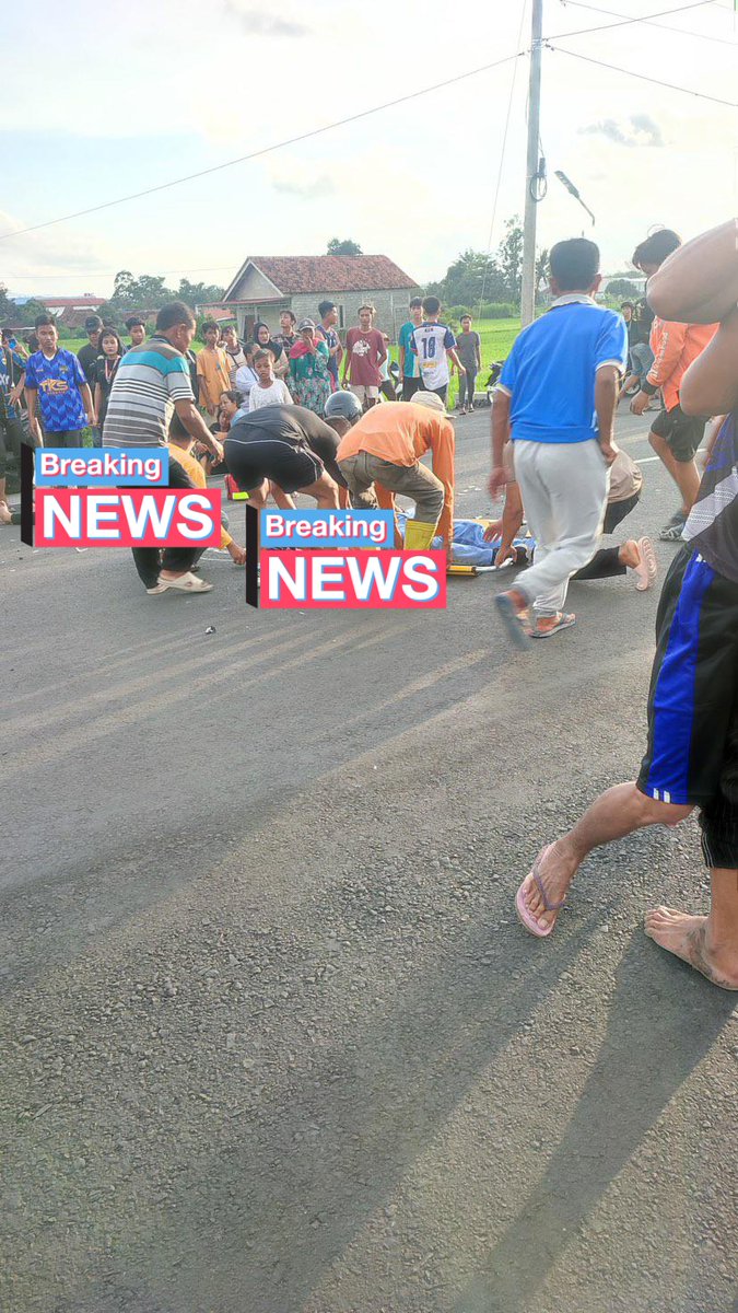 merapi_uncover's tweet photo. Info ndan...

Kecelakaan motor vs motor kemarin sore (21/2/2024) di ruas jalan baru Bokoharjo, Prambanan (yang menuju arah banyunibo), dari 3 korban; 1 MD, 1 luka-luka, 1 kritis (infonya akhirnya MD), motor sudah diamankan di polsek Prambanan

Dihimbau untuk semua saja supaya menjaga kondusifitas dalam menggunakan jalan raya, tidak ngebut-ngebutan dan tertib berlalu-lintas, mengingat banyak warga desa dan anak-anak dari pesantren MBS yang sering berlalu-lalang di jalan tsb

Matursuwun