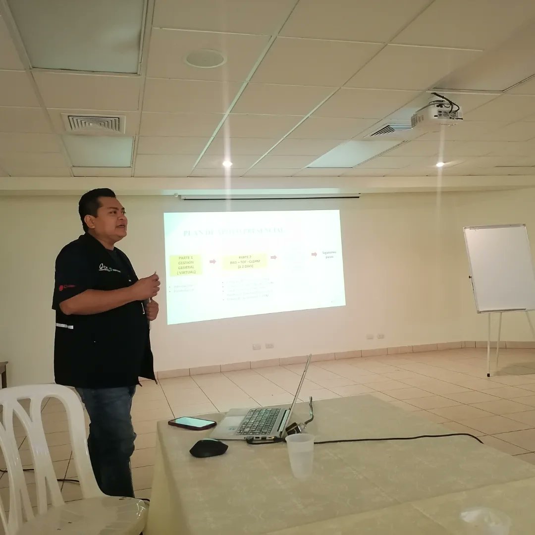 caritasdom's tweet photo. Hoy, Carlos Rivas de @CRSEspanol nos impartió un taller de gestión de  riesgos. En este vimos la importancia de la reducción de riesgos y desastres (RRD). 

El objetivo es preparar al equipo de la #OFNA y #CáritasSanFrancisco en la metodología "CLDRM". 

#CaritasDominicana #CRS https://t.co/7rYRioyxlV