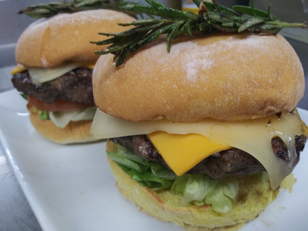saranghae417's tweet photo. Basted with butter, rosemary and thyme; these burgers would satisfy the taste buds of any celebrity chef! https://t.co/GCf7Pah1qK