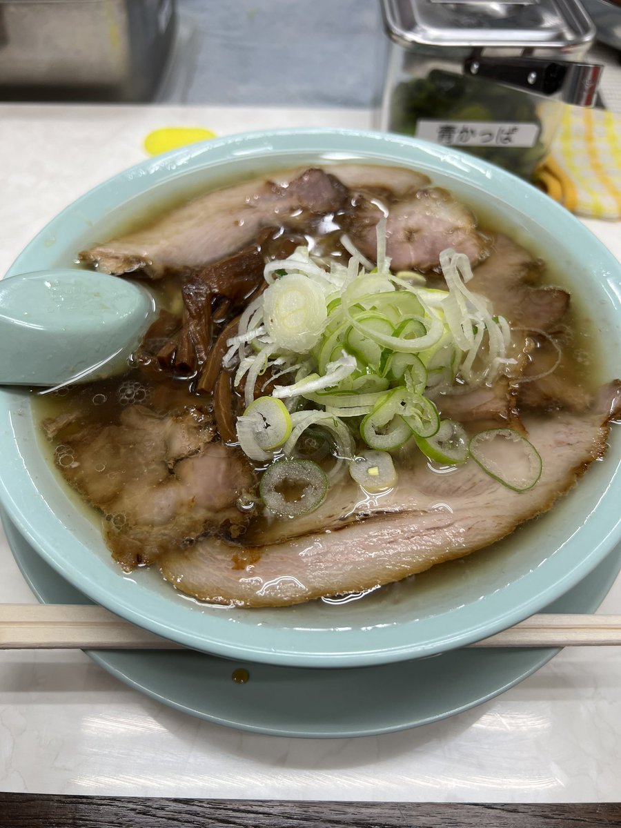 red_for's tweet image. 夜勤終わりに、新橋でYouTubeで紹介されたニューともちんに行ってみた✨

YouTubeの影響か、行列出来てた😳

これで750円安い！美味しかったし、店長の笑顔が素敵だった😆