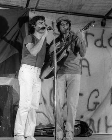 CFloydstock's tweet photo. Belchior e Raimundo Fagner, entoando juntos a canção "Mucuripe", 1982...
Boa Noite.
#belchior #fagner #mucuripe #mpb #musicanordestina #music #musica #ceara #confrariafloydstock https://t.co/q82NPEcugy
