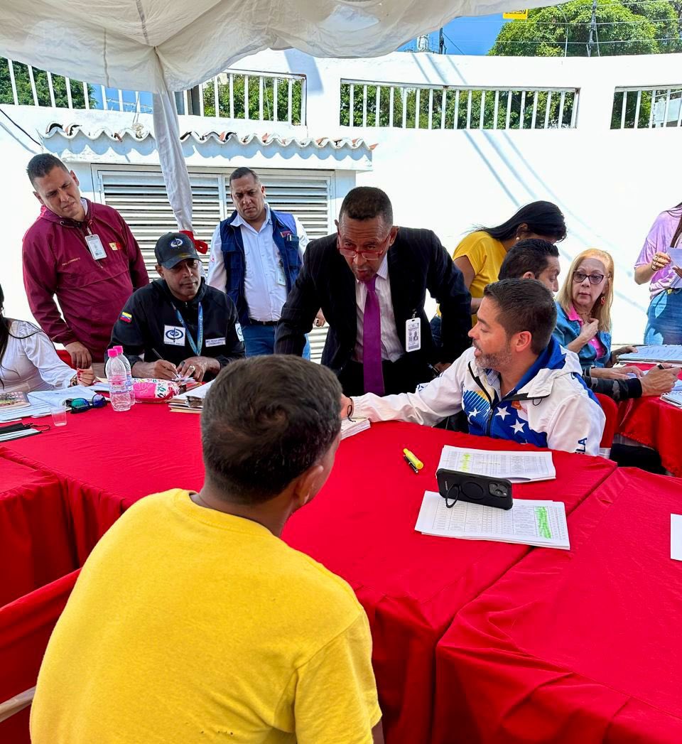 drdanielrh's tweet photo. Este martes #20Feb participamos en una jornada del plan de revolución en Caracas, junto a autoridades y diputados de la Asamblea Nacional, la cual tuvo lugar en el Centro de Control y Resguardo del Detenido de la Policía Nacional Bolivariana, situado en la Yaguara. https://t.co/rs7jVdmj0j