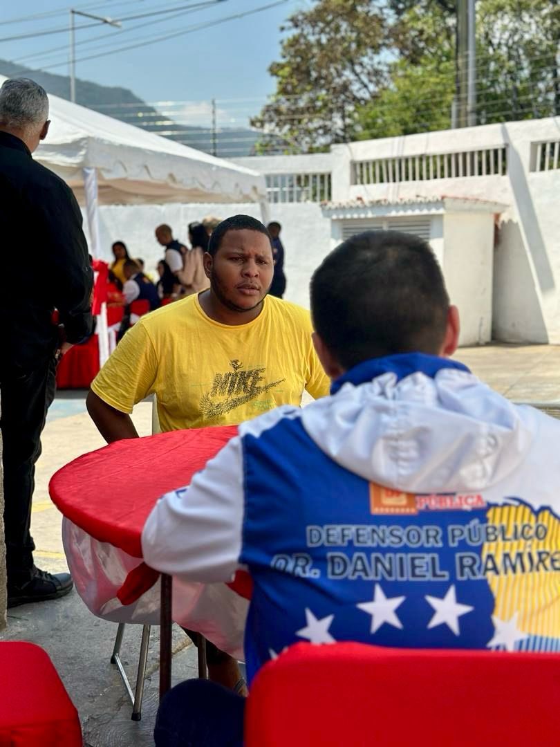 drdanielrh's tweet photo. Este martes #20Feb participamos en una jornada del plan de revolución en Caracas, junto a autoridades y diputados de la Asamblea Nacional, la cual tuvo lugar en el Centro de Control y Resguardo del Detenido de la Policía Nacional Bolivariana, situado en la Yaguara. https://t.co/rs7jVdmj0j