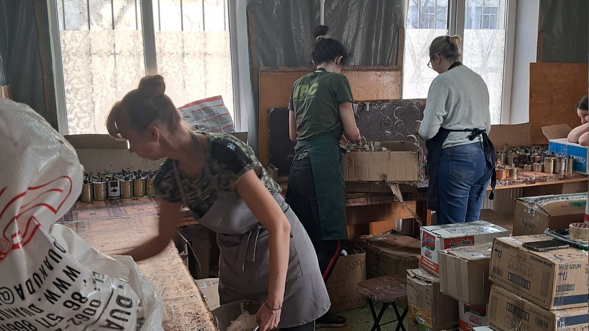 coastoflife_od's tweet photo. #DailyCandles
What is important? A good team! 
Every work day our girls, guys and seals continue to convert your support into #trenchcandles!
Today we poured ~1⃣6⃣0⃣ kg of flammable mass!
Check the feed for the #SealSuperpower #raffle!
#NAFO #UkraineWar #UkraineWillWin #Ukraine https://t.co/3isGrggbYY
