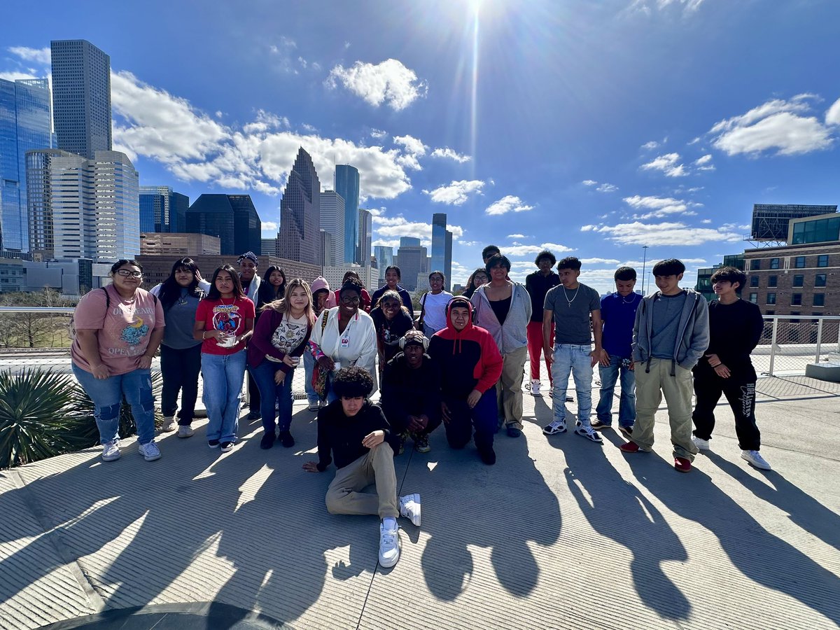 We were OUTSIDE today! Street art in downtown Houston, rooftop lunch at the Glassell School of Art, Kehinde Wiley @MFAH exhibit and a final stop at @posthtx for architecture, ice cream and skylawn. It was a good day! @AldineArt @NickersonCierra @Hall_AISD