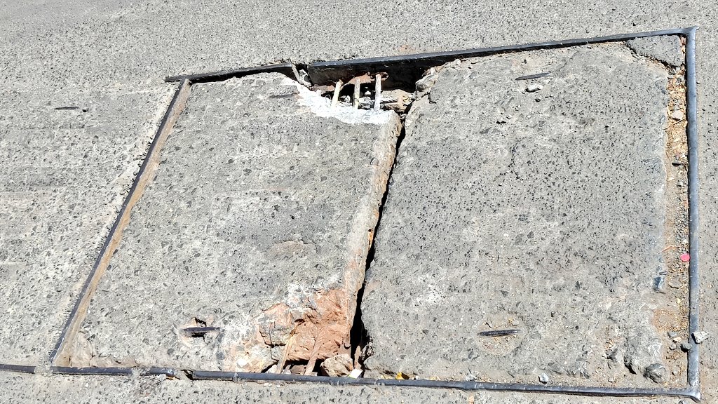 harshvpathak's tweet photo. @mybmc pls check on this manhole, it can snap and go in anytime. There are school buses and other cars regularly plying and at risk.
Location:- Gamdevi, near #gamdevipolicestation outside BM Ruia college lane. 
@Better4Gamdevi https://t.co/1uI8T0yyqz