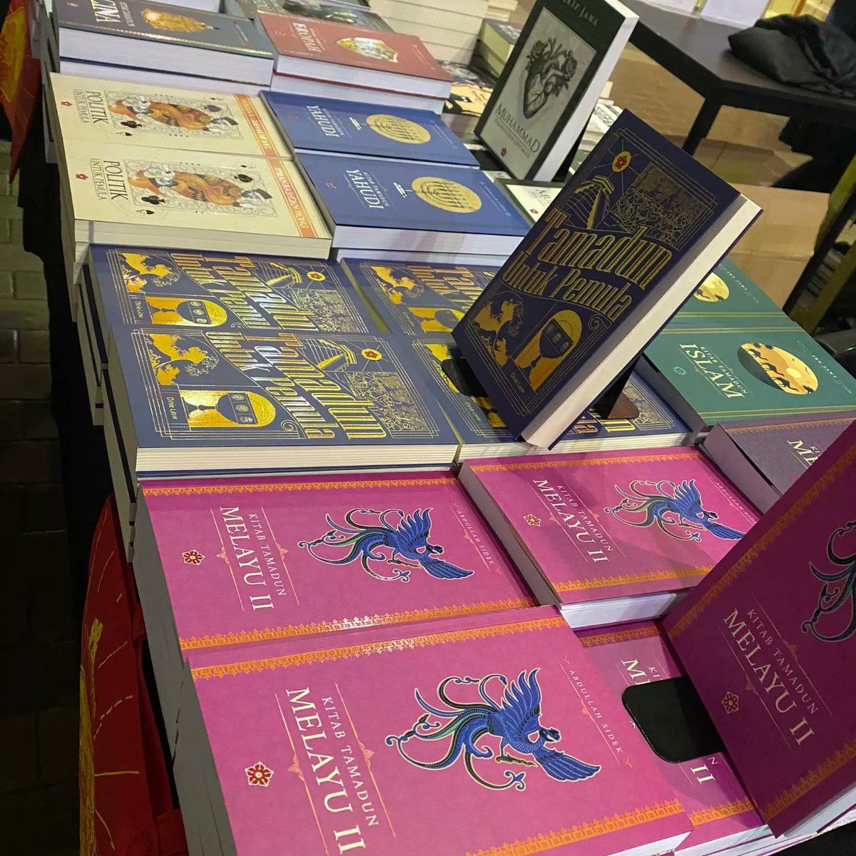 thepatriotsasia's tweet photo. Buku RM 10 dan potongan harga RM 5 bakal menanti anda di Kuala Lumpur Alternative Bookfest pada hari ini sehingga Ahad 25 Februari.

Selain buku buku terhangat, buku keluaran terbaru kami iaitu Kitab Tamadun Melayu II dan Tamadun Untuk Pemula turut dijual ketika pesta buku ini.

Perlu anda tahu, stok adalah terhad. Baik datang awal sebelum kehabisan stok! Jumpa anda di Pasar Seni nanti!