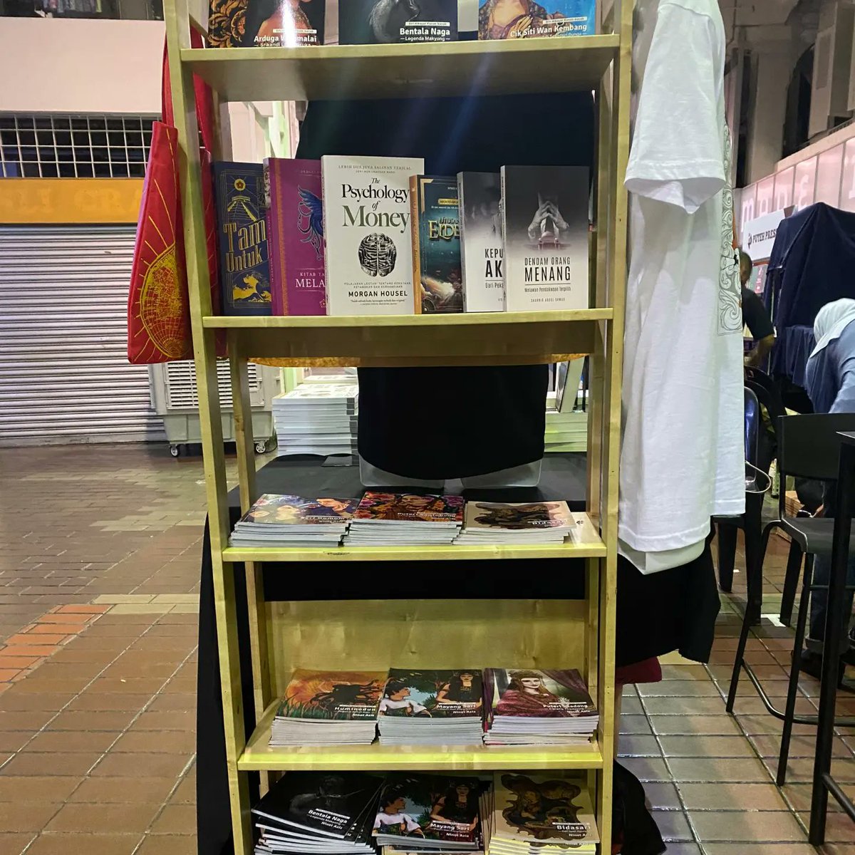 thepatriotsasia's tweet photo. Buku RM 10 dan potongan harga RM 5 bakal menanti anda di Kuala Lumpur Alternative Bookfest pada hari ini sehingga Ahad 25 Februari.

Selain buku buku terhangat, buku keluaran terbaru kami iaitu Kitab Tamadun Melayu II dan Tamadun Untuk Pemula turut dijual ketika pesta buku ini.

Perlu anda tahu, stok adalah terhad. Baik datang awal sebelum kehabisan stok! Jumpa anda di Pasar Seni nanti!