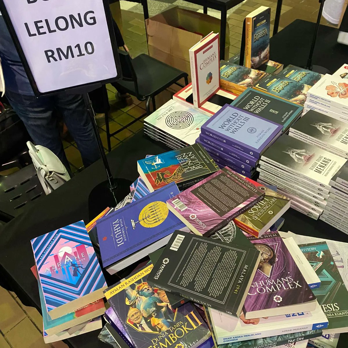 thepatriotsasia's tweet photo. Buku RM 10 dan potongan harga RM 5 bakal menanti anda di Kuala Lumpur Alternative Bookfest pada hari ini sehingga Ahad 25 Februari.

Selain buku buku terhangat, buku keluaran terbaru kami iaitu Kitab Tamadun Melayu II dan Tamadun Untuk Pemula turut dijual ketika pesta buku ini.

Perlu anda tahu, stok adalah terhad. Baik datang awal sebelum kehabisan stok! Jumpa anda di Pasar Seni nanti!