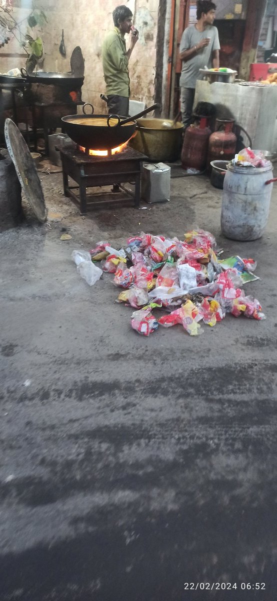 OskarDiffusion's tweet photo. Use of unauthorised domestic LPG gas cylinders in commercial establishments has become normal in Delhi now. Delhi gate kachoriwala near MTNL Building.  @IOCDelhiIDO @Bharat_Gas @BPCLLPG @BPCLimited @indane_gas https://t.co/Bj8eRC3BmY